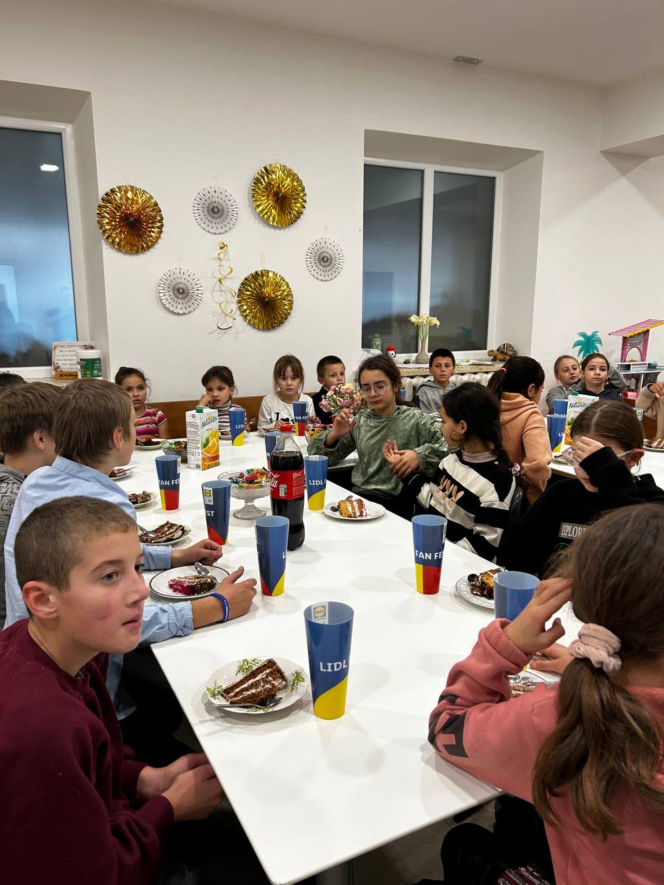 Дети и команда центра «Жемчужина» во время занятий и общения